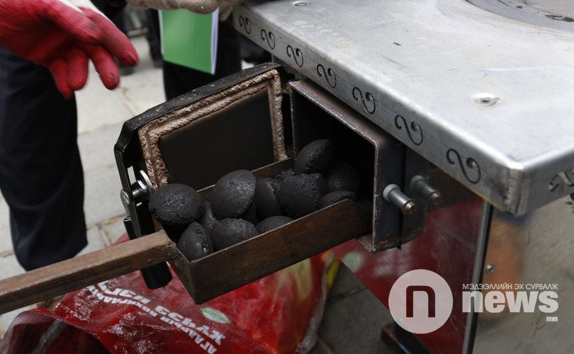 나랑톨 시장 상인들이 무연탄 전용 난로 개발.jpg