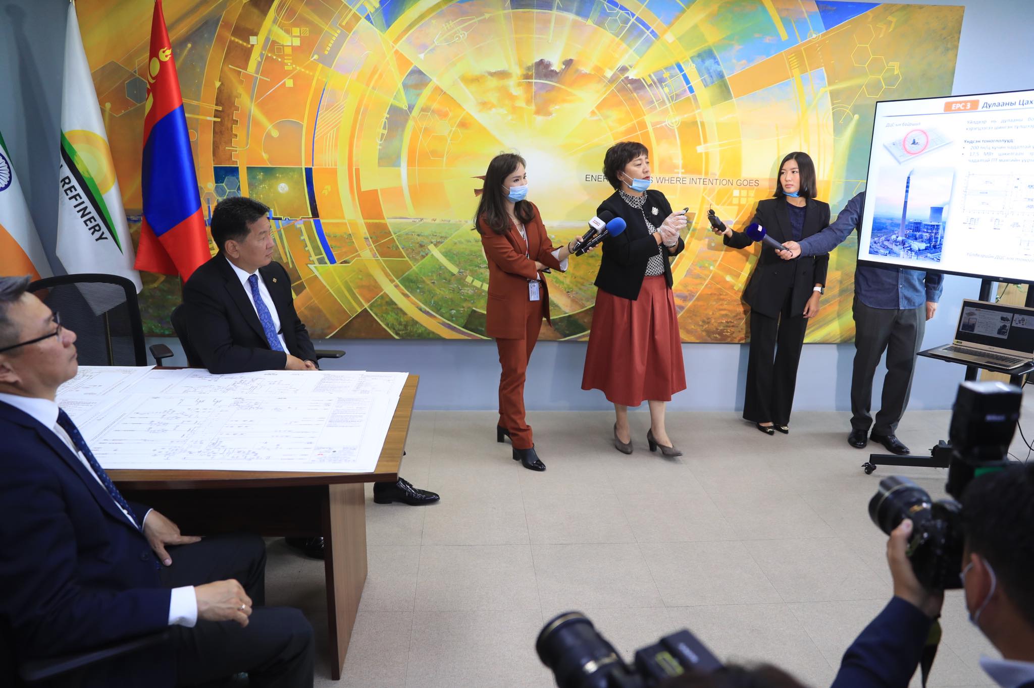 U.Khurelsukh 총리는 몽골 정유회사를 방문하여.jpg