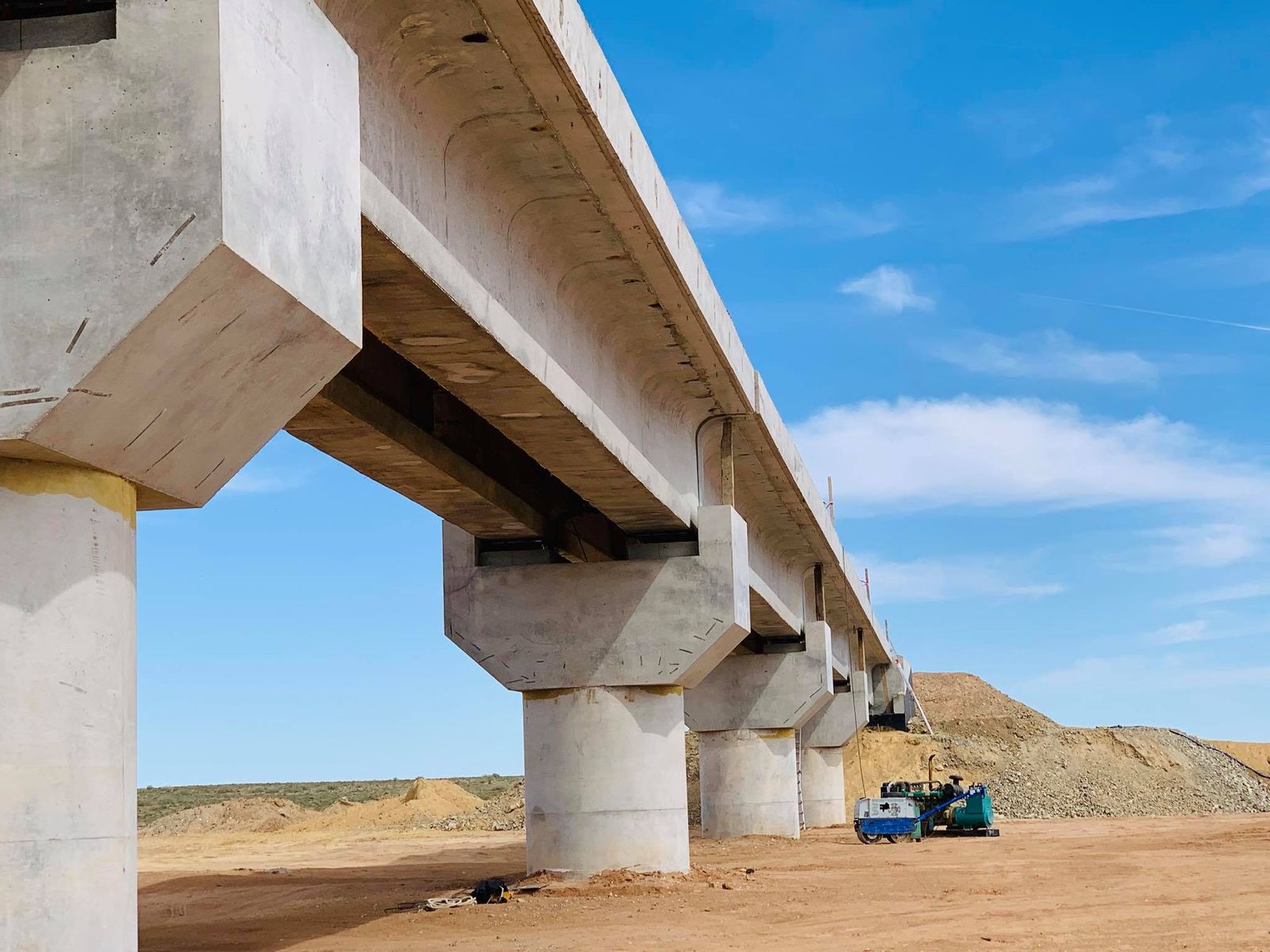 414.6km Tavan Tolgoi-Zuunbayan 철도의 기반시설 공사가 완료되었고 221km의 상부구조도로 건설이 시작되어.jpg