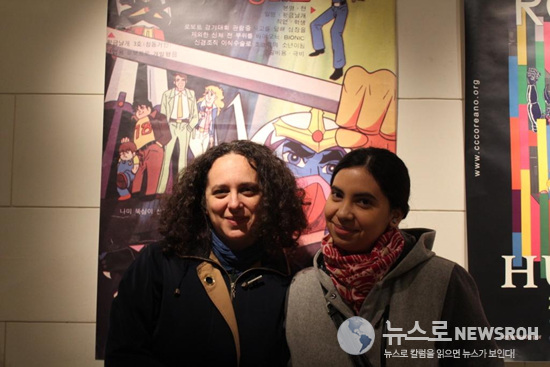 한국 만화를 읽기 위해 한국어를 공부한다는 알리시아 라슬로(왼)과 그녀의 친구.jpg