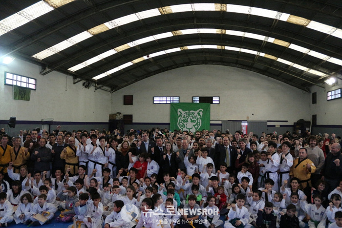 7월 8일 티그레 시청 산하 사르미엔토 체육관 국기원 및 관객 단체사진.jpg