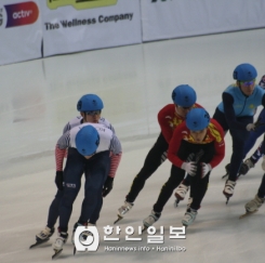 [알마티 동계 U 대회] 쇼트트랙 남자 5000 미터 릴레이 경기에서 서로 엉켜서 터치를 하고 있다.