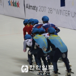 [알마티 동계 U 대회] 쇼트트랙 남자 5000 미터 릴레이 경기에서 서로 엉켜서 터치를 하고 있다.