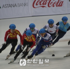 [알마티 동계 U 대회] 쇼트트랙 남자 5000 미터 릴레이 경기에서 서로 엉켜서 터치를 하고 있다.