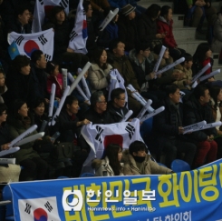 [알마티 동계 U 대회] 쇼트트랙 경기장을 찾은 한국 응원단은 한국과 카자흐스탄을 함께 응원했다.