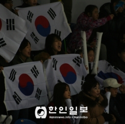 [알마티 동계 U 대회] 쇼트트랙 경기장을 찾은 한국 응원단은 한국과 카자흐스탄을 함께 응원했다.