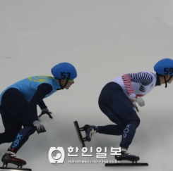 [알마티 동계 U 대회] 쇼트트랙 남자 1000미터 경기 모습. 바짝 추격하는 카자흐스탄 선수를 제치고 금메달을 확정했다.