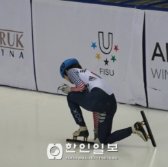 [알마티 동계 U 대회] 여자 쇼트트랙 경기서 추월을 시도하는 뒷선수와 부딪혀 넘어진 노도희 선수