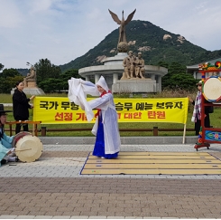 청와대앞 김묘선 ‘승무’가 펼쳐진 까닭