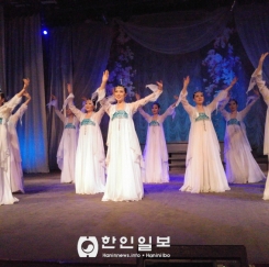 고려극장 가무단의 '여성의 날' 축하 공연