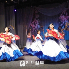 고려극장 가무단의 '여성의 날' 축하 공연