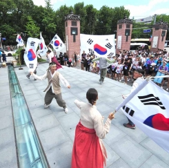 700여 재외동포 차세대들, 삼일 만세운동 재연 평화 퍼레이드