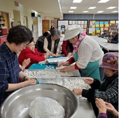 뉴욕불교문화원 韓노인들에 동지팥죽대접